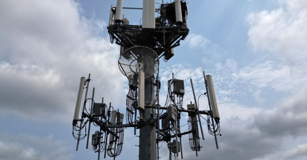 dual iPhone handoff illustration with 5G antenna and data center