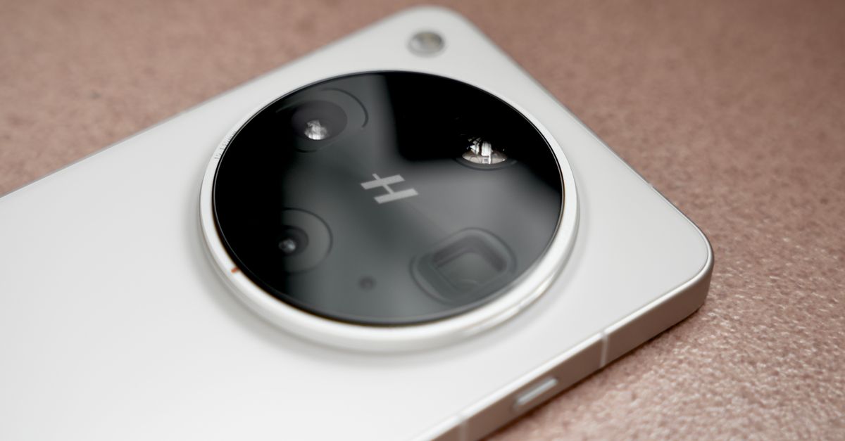 iPhone 18 Pro variable aperture camera module with display panel