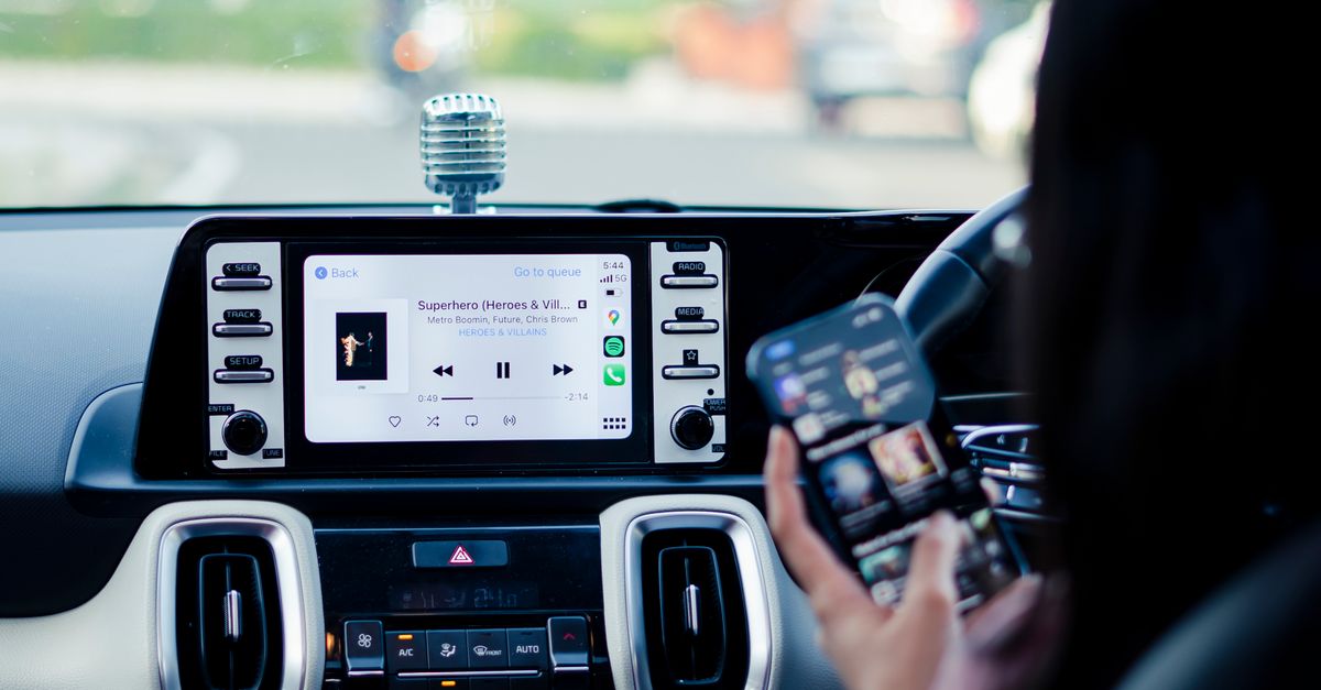 iPhone screen showing Siri interface, CarPlay dashboard, and Apple Music playlist