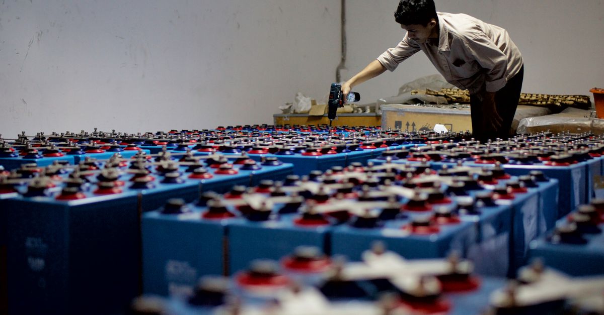 Batteries Beat Gas Turbines as Data Centers Cut Power Costs