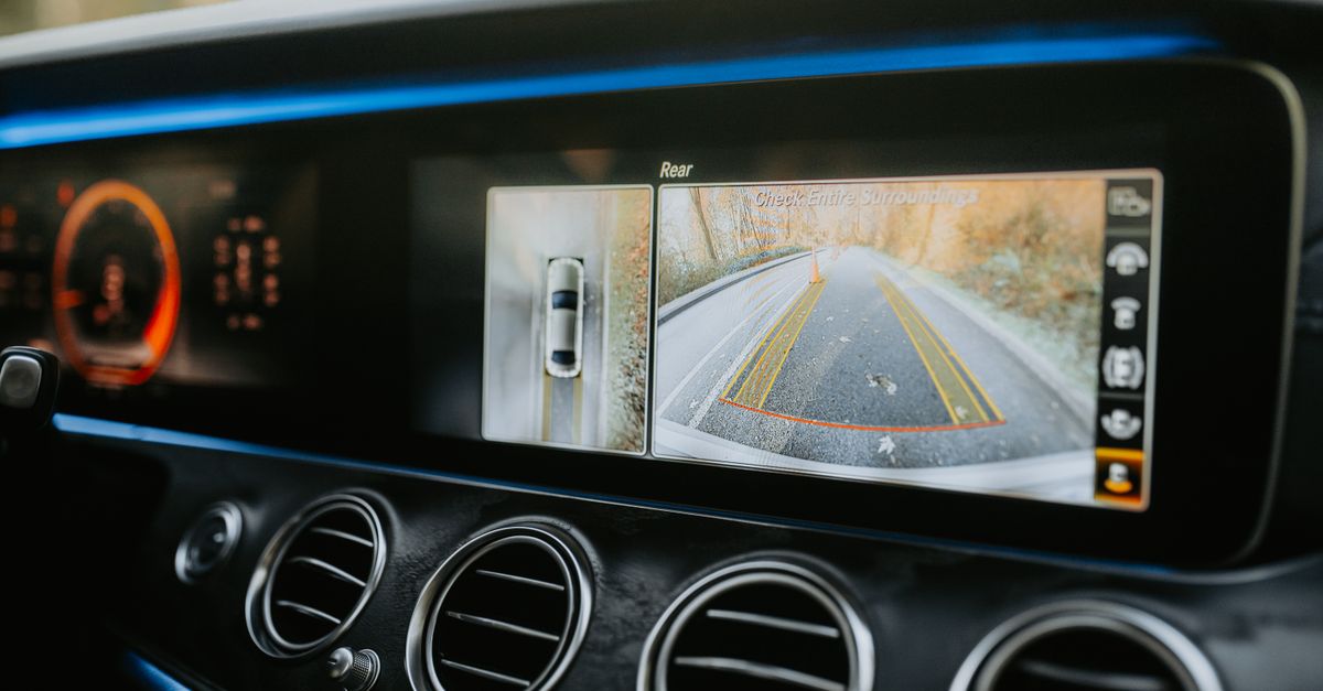Smartphone and Car Tech Tweaks Reveal Gaps in Integration