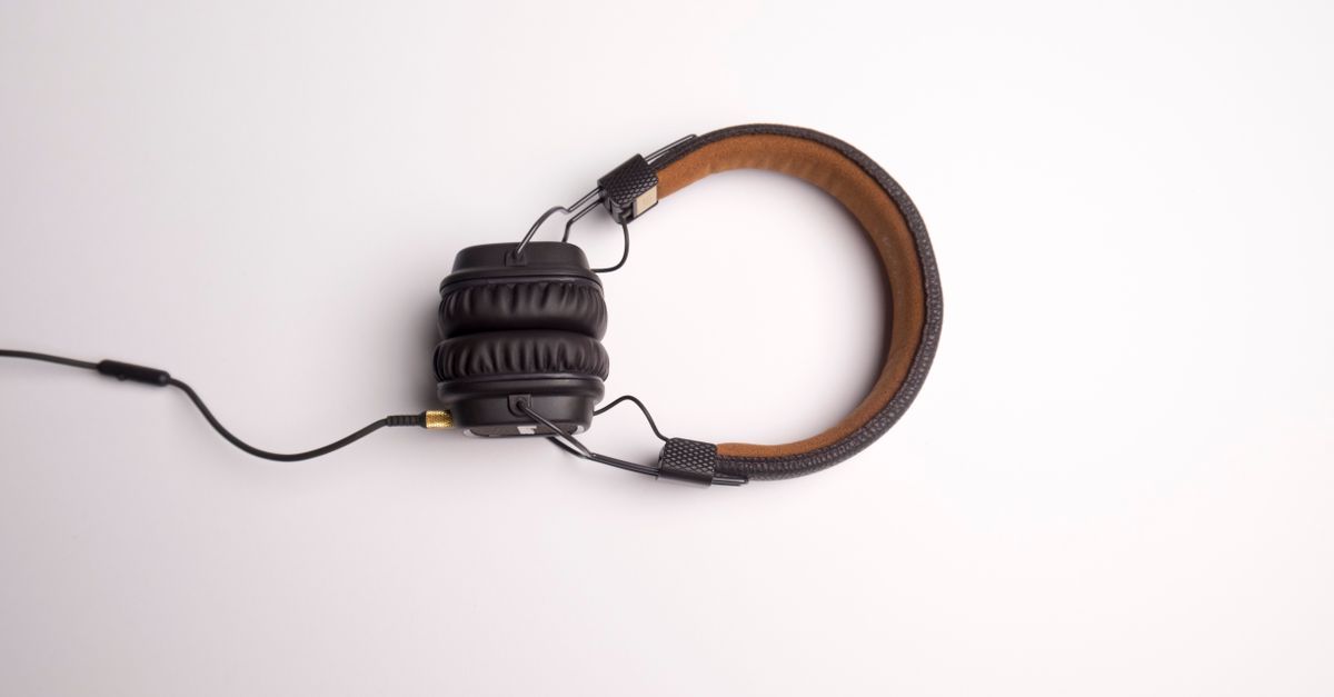 Tech giants tangle: headphones, chipsets, updates, and fees