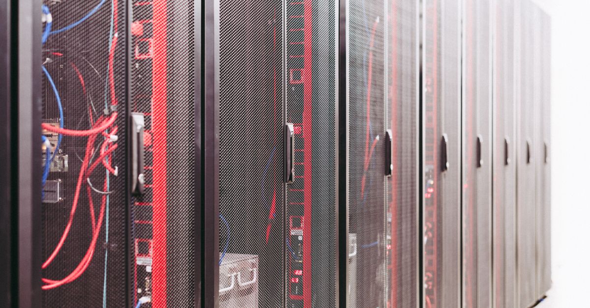 Red Hat pushes RHEL 7.3 with tighter networking